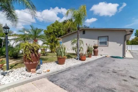 Commercial property in Tampa, Florida 167.6 sq.m. № 1631862 - photo 4