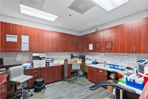 Propiedad comercial en venta en Davie, Florida № 1940400 - foto 13