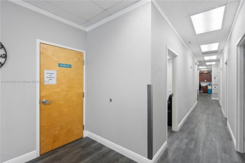 Propiedad comercial en venta en Davie, Florida № 1940400 - foto 6