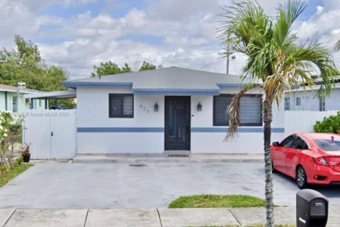 House in Hialeah, Florida 4 bedrooms, 144.93 sq.m. № 2012942