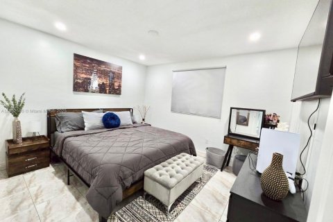 House in Hialeah, Florida 4 bedrooms, 144.93 sq.m. № 2012942 - photo 4