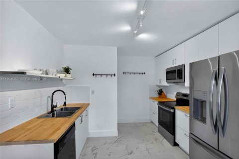 Villa ou maison à vendre à Miami, Floride: 5 chambres, 180.79 m2 № 2011135 - photo 16