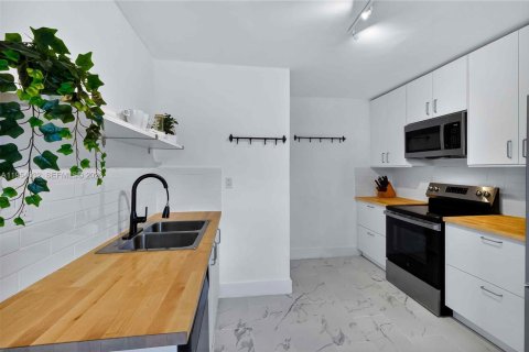 Villa ou maison à vendre à Miami, Floride: 5 chambres, 180.79 m2 № 2011135 - photo 14