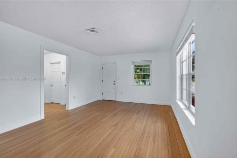 Villa ou maison à vendre à Miami, Floride: 5 chambres, 180.79 m2 № 2011135 - photo 27