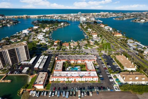 Condominio en Treasure Island, Florida, 2 dormitorios  № 2156094