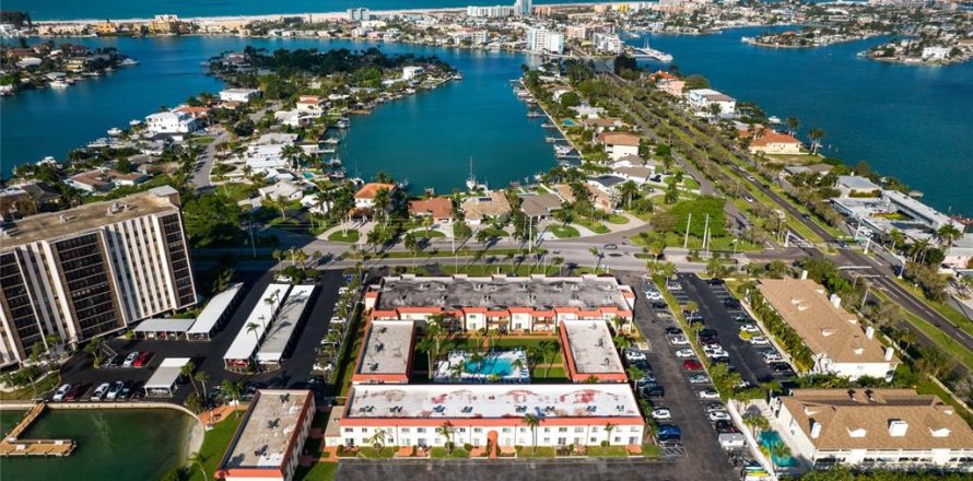 Condominio en Treasure Island, Florida, 2 dormitorios  № 2156094