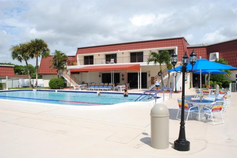 Condo in Lake Worth, Florida, 2 bedrooms № 2250502 - photo 9