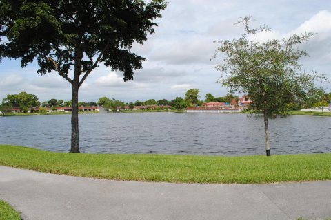 Condo in Lake Worth, Florida, 2 bedrooms № 2250502 - photo 5