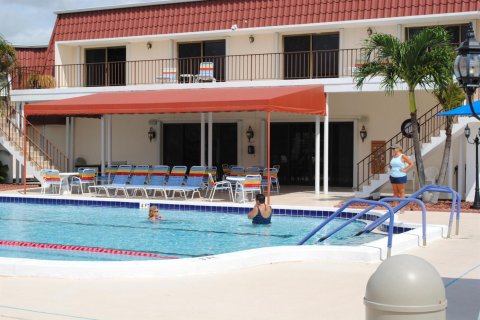 Condo in Lake Worth, Florida, 2 bedrooms № 2250502 - photo 10