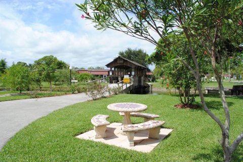 Condo in Lake Worth, Florida, 2 bedrooms № 2250502 - photo 11