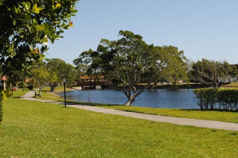 Condo in Lake Worth, Florida, 2 bedrooms № 2250502 - photo 13