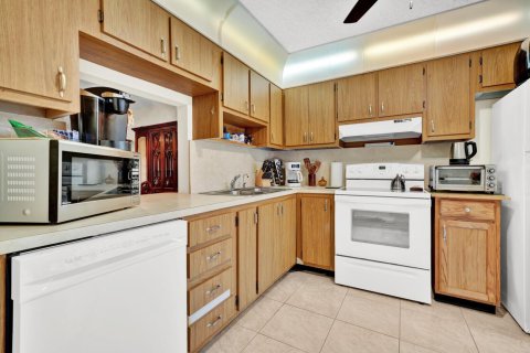 Condo in Lake Worth, Florida, 2 bedrooms № 2250502 - photo 25
