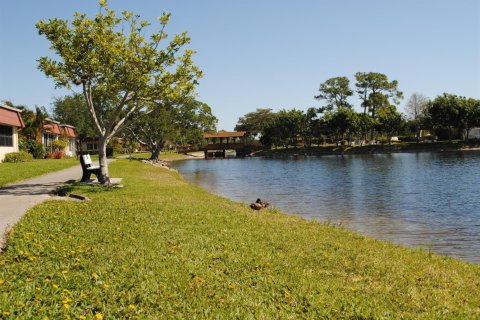 Condo in Lake Worth, Florida, 2 bedrooms № 2250502 - photo 14
