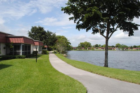 Condo in Lake Worth, Florida, 2 bedrooms № 2250502 - photo 4