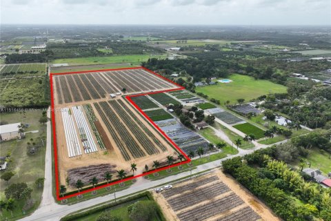 Купить коммерческую недвижимость в Майами, Флорида № 1984989 - фото 2