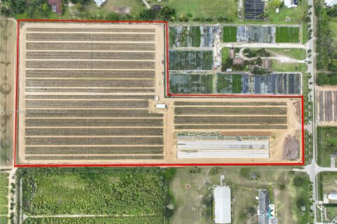 Купить коммерческую недвижимость в Майами, Флорида № 1984989 - фото 1