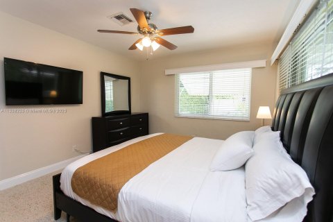Villa ou maison à louer à Hollywood, Floride: 6 chambres, 232.26 m2 № 1863937 - photo 16