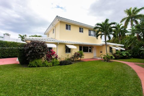Villa ou maison à louer à Hollywood, Floride: 6 chambres, 232.26 m2 № 1863937 - photo 12