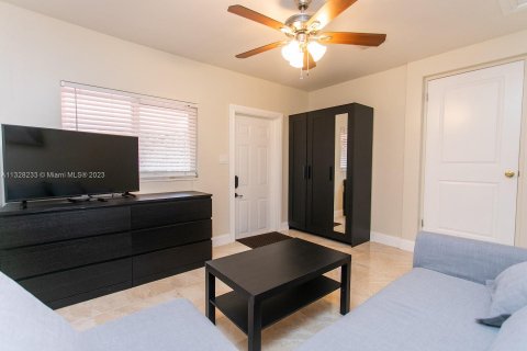 Villa ou maison à louer à Hollywood, Floride: 6 chambres, 232.26 m2 № 1863937 - photo 20