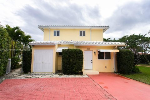 Villa ou maison à louer à Hollywood, Floride: 6 chambres, 232.26 m2 № 1863937 - photo 9
