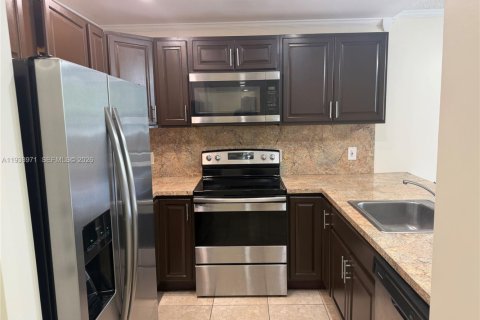 Снять в аренду кондоминиум в Майами, Флорида 2 спальни, 86.4м2, № 1996738 - фото 3