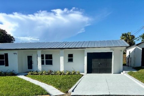 House in Jensen Beach, Florida 2 bedrooms, 106.65 sq.m. № 2190155