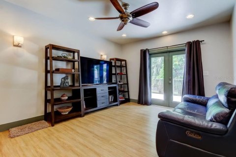 House in Saint Petersburg, Florida 3 bedrooms, 138.98 sq.m. № 1838790 - photo 13