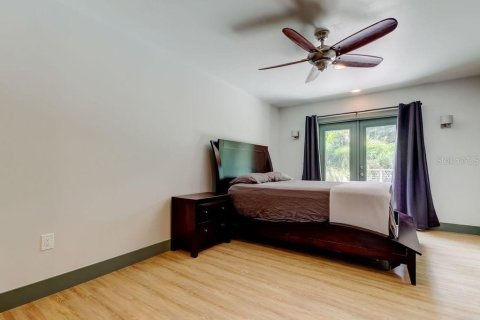 House in Saint Petersburg, Florida 3 bedrooms, 138.98 sq.m. № 1838790 - photo 24