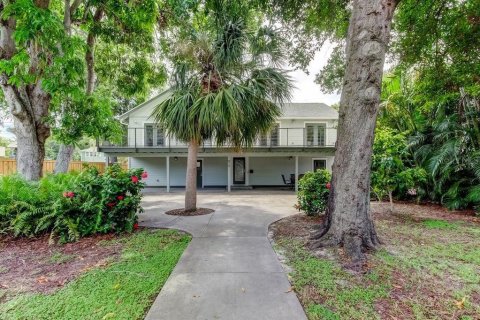 House in Saint Petersburg, Florida 3 bedrooms, 138.98 sq.m. № 1838790 - photo 1