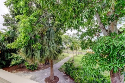 House in Saint Petersburg, Florida 3 bedrooms, 138.98 sq.m. № 1838790 - photo 11