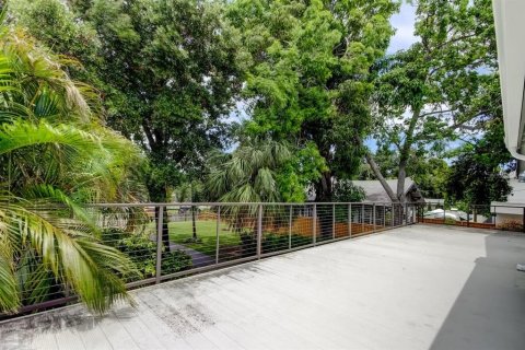House in Saint Petersburg, Florida 3 bedrooms, 138.98 sq.m. № 1838790 - photo 10