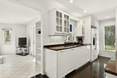 House in Longboat Key, Florida 3 bedrooms, 163.32 sq.m. № 2152120 - photo 12