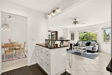House in Longboat Key, Florida 3 bedrooms, 163.32 sq.m. № 2152120 - photo 11