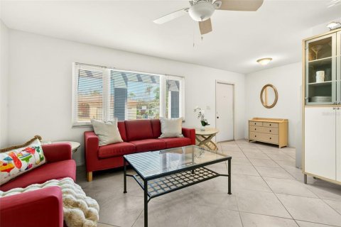 House in Longboat Key, Florida 3 bedrooms, 163.32 sq.m. № 2152120 - photo 8