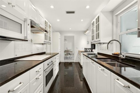 House in Longboat Key, Florida 3 bedrooms, 163.32 sq.m. № 2152120 - photo 10