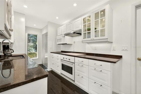 House in Longboat Key, Florida 3 bedrooms, 163.32 sq.m. № 2152120 - photo 13