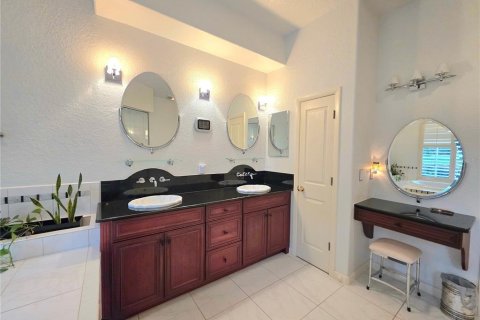 Casa en venta en Weeki Wachee, Florida, 4 dormitorios, 262.17 m2 № 1916969 - foto 16