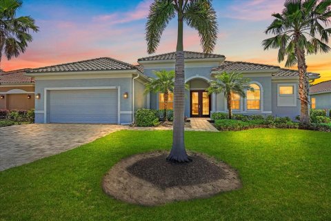 House in Bradenton, Florida 4 bedrooms, 294.78 sq.m. № 1804691 - photo 1