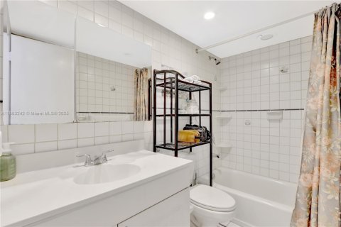 Condo in Miami, Florida, 2 bedrooms  № 1889907 - photo 18