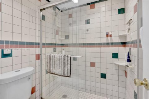 Condo in Miami, Florida, 2 bedrooms  № 1889907 - photo 17