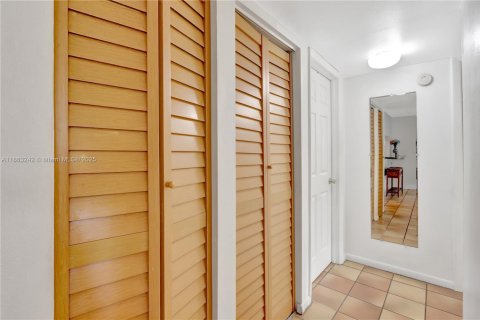 Condo in Miami, Florida, 2 bedrooms  № 1889907 - photo 12