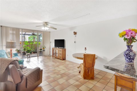 Condo in Miami, Florida, 2 bedrooms  № 1889907 - photo 6