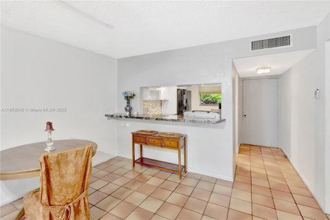 Condo in Miami, Florida, 2 bedrooms  № 1889907 - photo 11