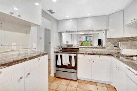 Condo in Miami, Florida, 2 bedrooms  № 1889907 - photo 9