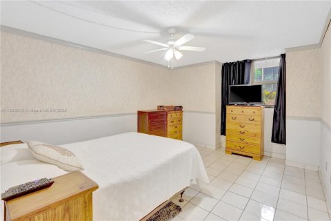 Condo in Miami, Florida, 2 bedrooms  № 1889907 - photo 13