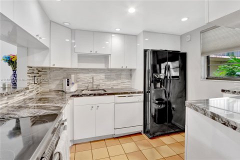 Condo in Miami, Florida, 2 bedrooms  № 1889907 - photo 10