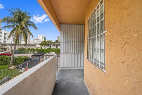 Condo in Miami, Florida, 2 bedrooms  № 2064159 - photo 13