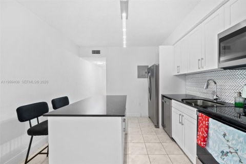 Condo in Miami, Florida, 2 bedrooms  № 2064159 - photo 6