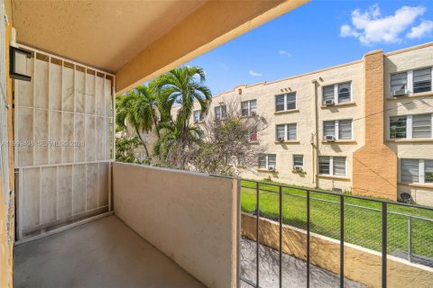 Condo in Miami, Florida, 2 bedrooms  № 2064159 - photo 15