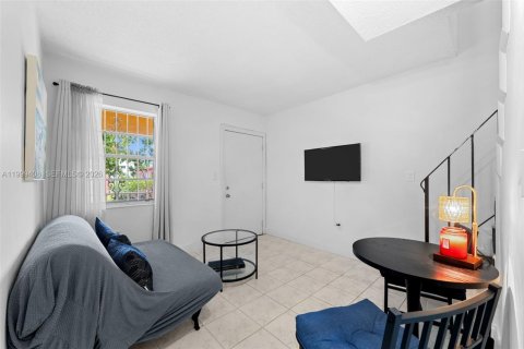 Condo in Miami, Florida, 2 bedrooms  № 2064159 - photo 3